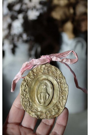 Medalla rústica de la Virgen Milagrosa en latón para cuna. Hecha artesanalmente en España por Sandra Bellew.