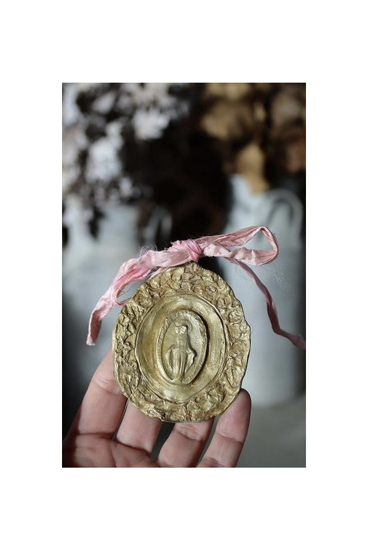 Medalla rústica de la Virgen Milagrosa en latón para cuna. Hecha artesanalmente en España por Sandra Bellew.