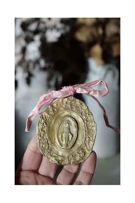 Medalla rústica de la Virgen Milagrosa en latón para cuna. Hecha artesanalmente en España por Sandra Bellew.