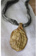 Medalla rústica de Santa Teresa en latón. Hecha artesanalmente por Sandra Bellew.