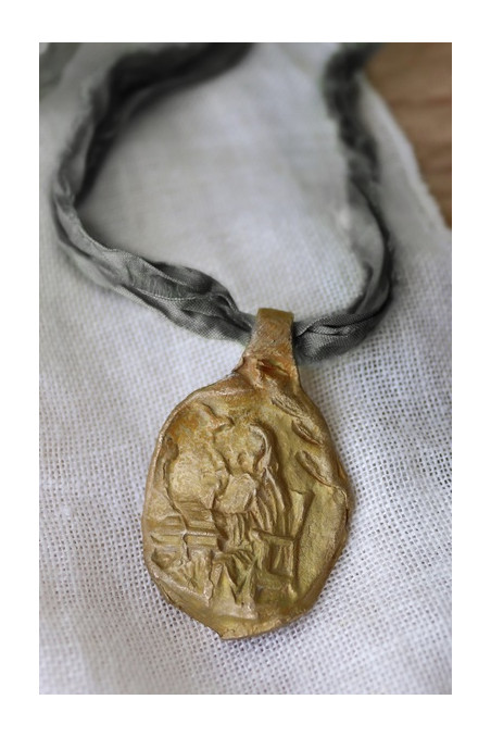 Medalla rústica de Santa Teresa en latón. Hecha artesanalmente por Sandra Bellew.