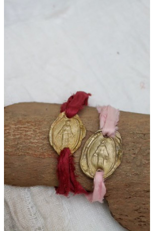 Pulsera rústica de la Virgen Milagrosa en latón. Hecha artesanalmente en España por Sandra Bellew.