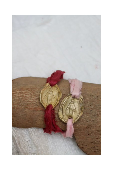 Pulsera rústica de la Virgen Milagrosa en latón. Hecha artesanalmente en España por Sandra Bellew.