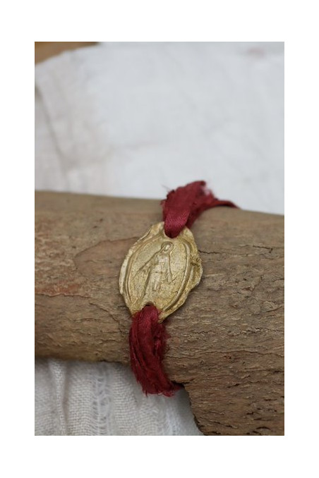 Pulsera rústica de la Virgen Milagrosa en latón. Hecha artesanalmente en España por Sandra Bellew.