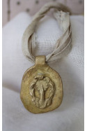 Medalla rústica de la  Virgen del Pilar en latón. Hecha artesanalmente por Sandra Bellew