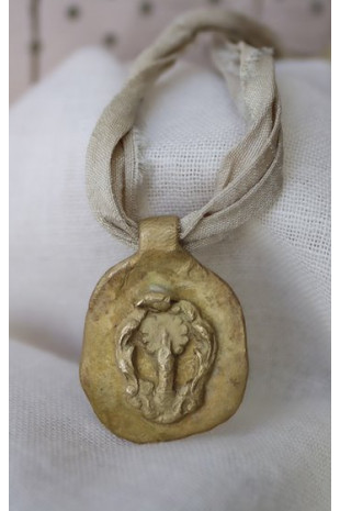 Medalla rústica de la  Virgen del Pilar en latón. Hecha artesanalmente por Sandra Bellew