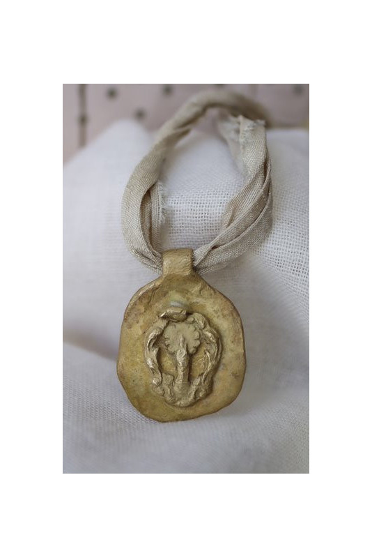 Medalla rústica de la  Virgen del Pilar en latón. Hecha artesanalmente por Sandra Bellew