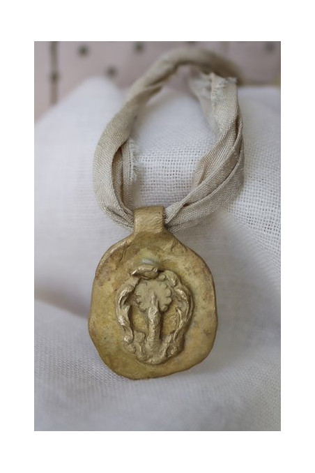 Medalla rústica de la  Virgen del Pilar en latón. Hecha artesanalmente por Sandra Bellew