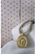 Medalla rústica de la  Virgen del Pilar en latón. Hecha artesanalmente por Sandra Bellew