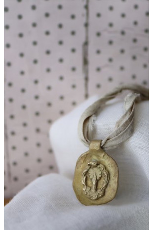 Medalla rústica de la  Virgen del Pilar en latón. Hecha artesanalmente por Sandra Bellew