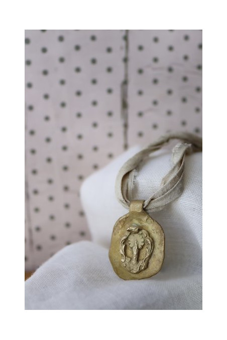 Medalla rústica de la  Virgen del Pilar en latón. Hecha artesanalmente por Sandra Bellew