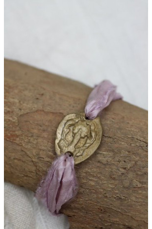 Pulsera Virgen del Pilar en latón. Hecha artesanalmente por Sandra Bellew