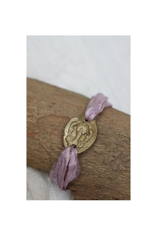 Pulsera Virgen del Pilar en latón. Hecha artesanalmente por Sandra Bellew
