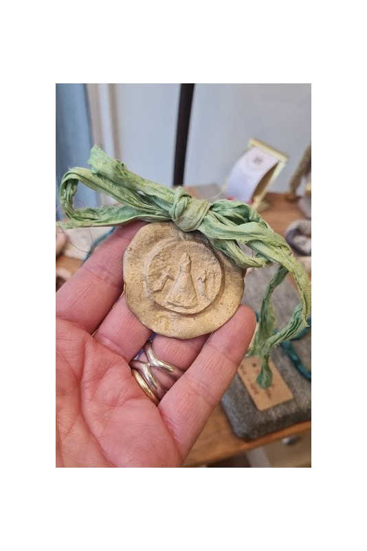 Medalla rústica  de la Virgen del Pilar para carrito de bebé en latón. Hecha artesanalmente por Sandra Bellew.