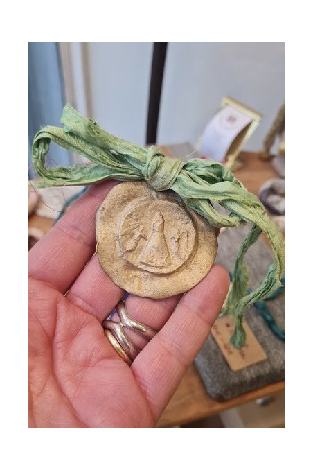 Medalla rústica  de la Virgen del Pilar para carrito de bebé en latón. Hecha artesanalmente por Sandra Bellew.