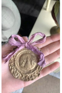 Medalla rústica de la Virgen del Pilar para cuna en latón. Hecha artesanalmente por Sandra Bellew.