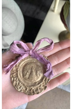 Medalla rústica de la Virgen del Pilar para cuna en latón. Hecha artesanalmente por Sandra Bellew.