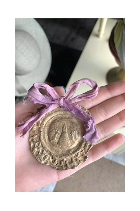 Medalla rústica de la Virgen del Pilar para cuna en latón. Hecha artesanalmente por Sandra Bellew.