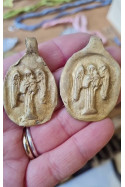 Medalla rústica del Angel de la Guarda con bebé en latón. Hecha artesanalmente por Sandra Bellew.