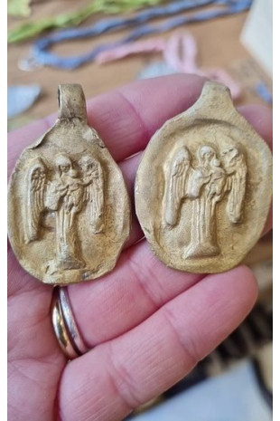 Medalla rústica del Angel de la Guarda con bebé en latón. Hecha artesanalmente por Sandra Bellew.