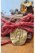 Medalla rústica del Angel de la Guarda con bebé para carrito en latón. Hecha artesanalmente por Sandra Bellew.