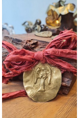 Medalla rústica del Angel de la Guarda con bebé para carrito en latón. Hecha artesanalmente por Sandra Bellew.