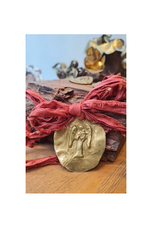 Medalla rústica del Angel de la Guarda con bebé para carrito en latón. Hecha artesanalmente por Sandra Bellew.