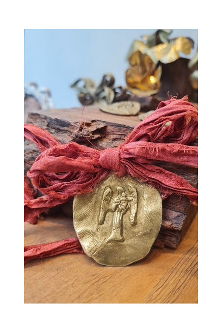 Medalla rústica del Angel de la Guarda con bebé para carrito en latón. Hecha artesanalmente por Sandra Bellew.