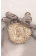 Medalla rústica del Angel de la Guarda con bebé para cuna  en latón. Hecha artesanalmente por Sandra Bellew.