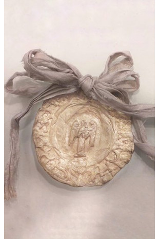 Medalla rústica del Angel de la Guarda con bebé para cuna  en latón. Hecha artesanalmente por Sandra Bellew.