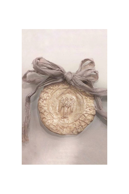Medalla rústica del Angel de la Guarda con bebé para cuna  en latón. Hecha artesanalmente por Sandra Bellew.