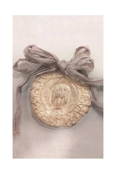 Medalla rústica del Angel de la Guarda con bebé para cuna  en latón. Hecha artesanalmente por Sandra Bellew.