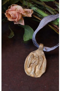 Medalla rústica del Angel de la Guarda con bebé en latón. Hecha artesanalmente por Sandra Bellew.