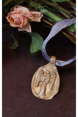 Medalla rústica del Angel de la Guarda con bebé en latón. Hecha artesanalmente por Sandra Bellew.