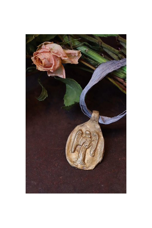 Medalla rústica del Angel de la Guarda con bebé en latón. Hecha artesanalmente por Sandra Bellew.