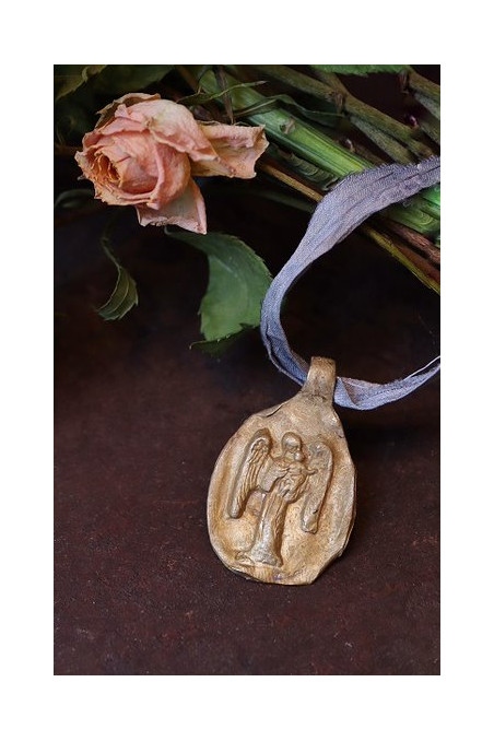Medalla rústica del Angel de la Guarda con bebé en latón. Hecha artesanalmente por Sandra Bellew.
