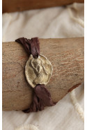 Pulsera rústica del Angelito de la Guarda en latón. Hecha artesanalmente por Sandra Bellew.