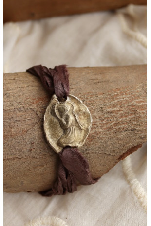 Pulsera rústica del Angelito de la Guarda en latón. Hecha artesanalmente por Sandra Bellew.