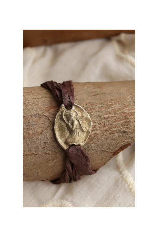 Pulsera rústica del Angelito de la Guarda en latón. Hecha artesanalmente por Sandra Bellew.