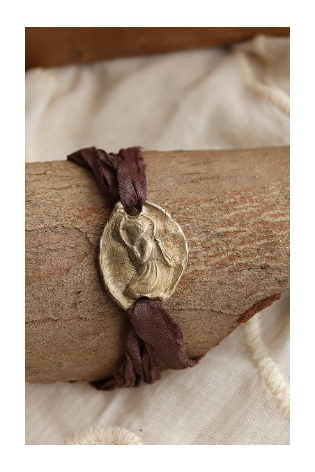 Pulsera rústica del Angelito de la Guarda en latón. Hecha artesanalmente por Sandra Bellew.