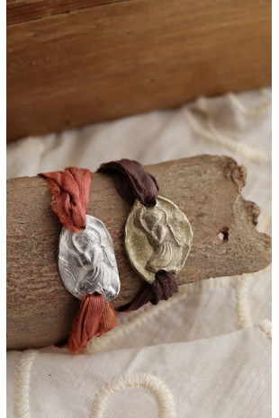 Pulsera rústica del Angelito de la Guarda en latón y en  plata. Hecha artesanalmente por Sandra Bellew.