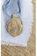Medalla rústica del Angel de la Guarda en latón. Hecha artesanalmente por Sandra Bellew.