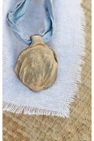 Medalla rústica del Angel de la Guarda en latón. Hecha artesanalmente por Sandra Bellew.