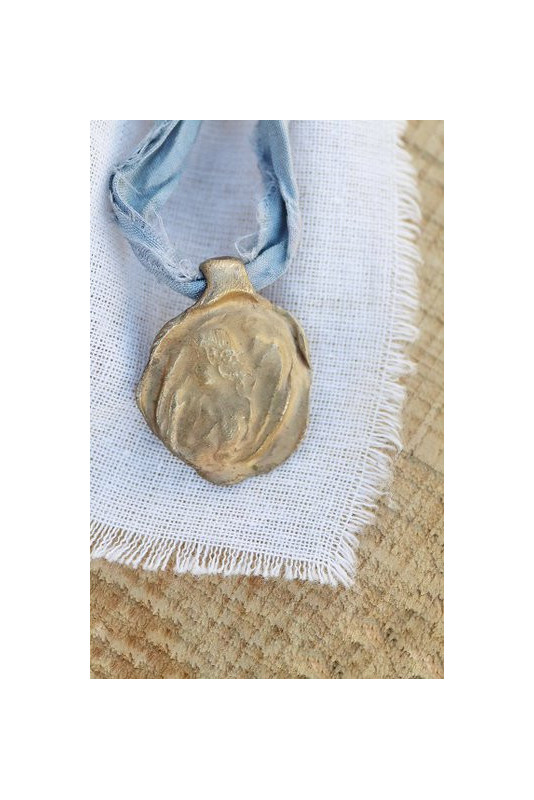 Medalla rústica del Angel de la Guarda en latón. Hecha artesanalmente por Sandra Bellew.