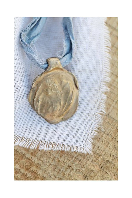 Medalla rústica del Angel de la Guarda en latón. Hecha artesanalmente por Sandra Bellew.