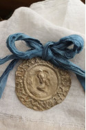 Medalla rústica del Angelito de la Guarda  para cuna en latón. Hecha artesanalmente por Sandra Bellew.