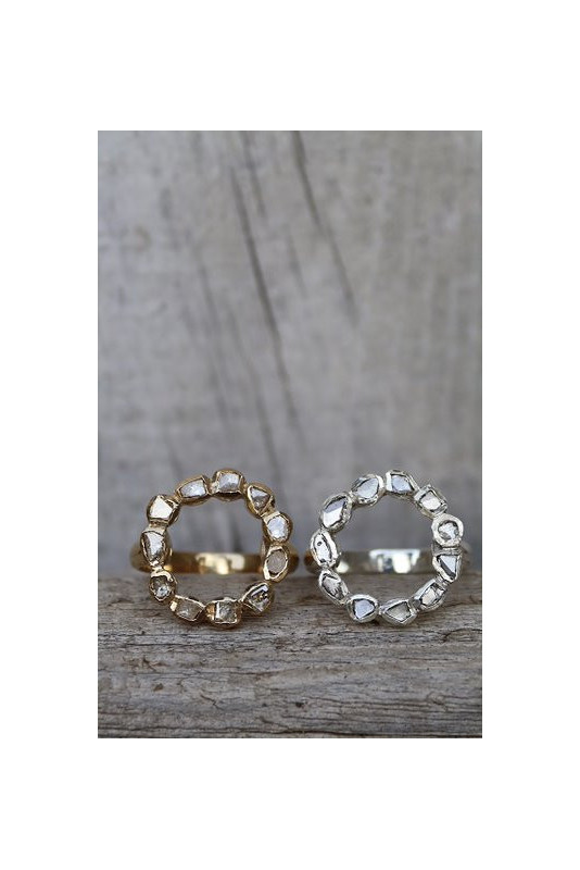 Anillo en redondo de diamantes y plata.