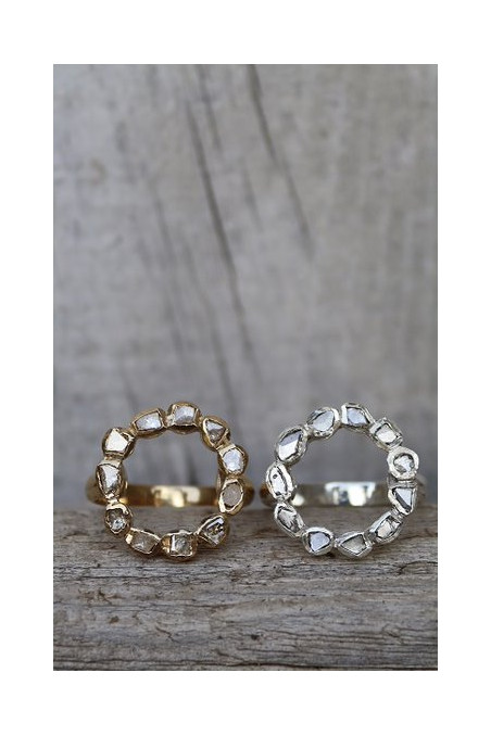 Anillo en redondo de diamantes y plata.