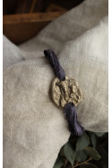 Pulsera rústica de la Virgen de la Almudena en latón. Hecha artesanalmente por Sandra Bellew.