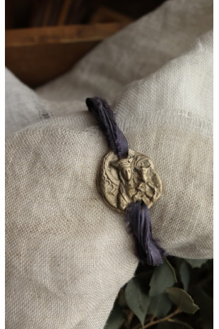 Pulsera rústica de la Virgen de la Almudena en latón. Hecha artesanalmente por Sandra Bellew.
